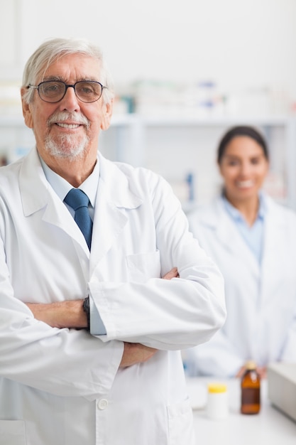 Farmacêutico masculino, olhando para a câmera no hospital