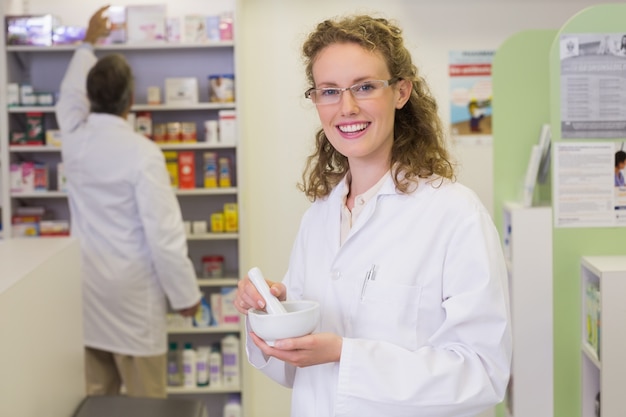 Farmacêutico misturando um remédio