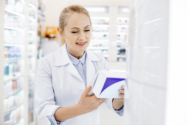 Farmacéutico mujer trabajando en una farmacia