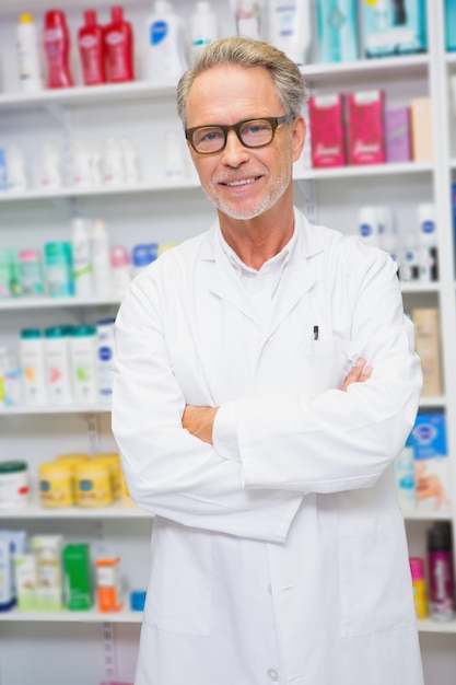 Farmacéutico principal sonriendo a la cámara