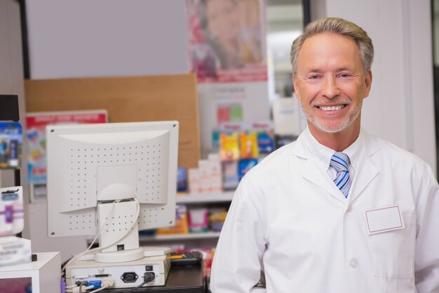 Farmacéutico principal sonriendo a la cámara