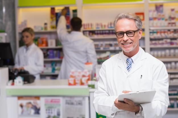 Farmacéutico principal sonriendo a la cámara