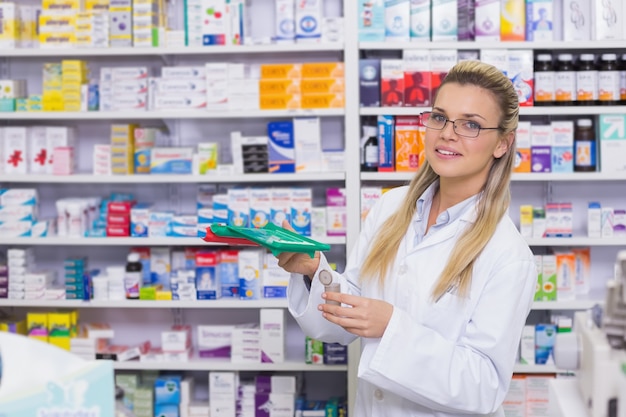 Farmacêutico que prende o medicamento