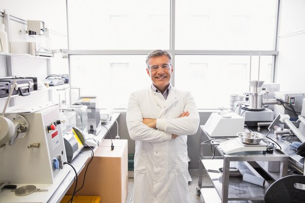 Farmacêutico sênior, sorrindo para a câmera