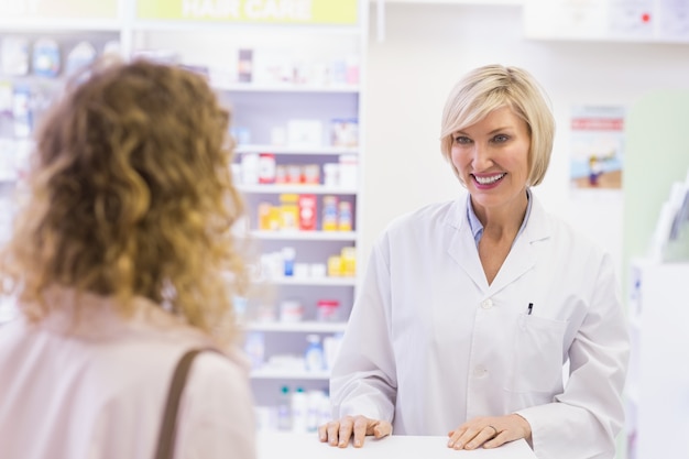 Farmacéutico sonriendo al cliente