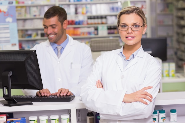 Farmacéutico sonriendo a la cámara en la farmacia del hospital