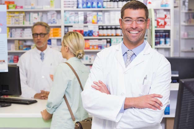 Farmacéutico sonriente que mira la cámara