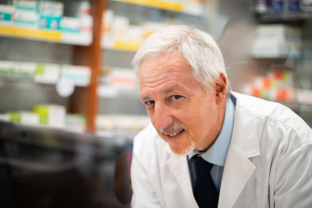 Foto farmacéutico sonriente trabajando detrás de un vaso