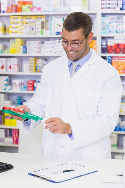 Farmacêutico sorridente misturando um remédio