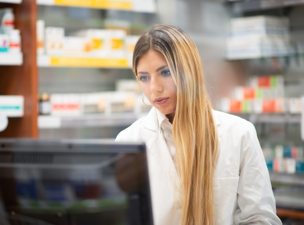 Farmacêutico sorridente usando máscara de coronavírus covid em sua farmácia