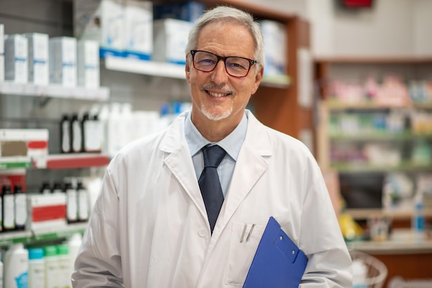 Farmacêutico sorrindo em sua loja