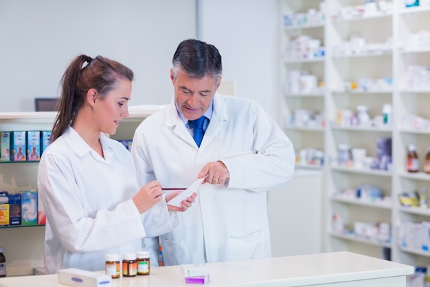 Farmacéutico y su aprendiz trabajando juntos