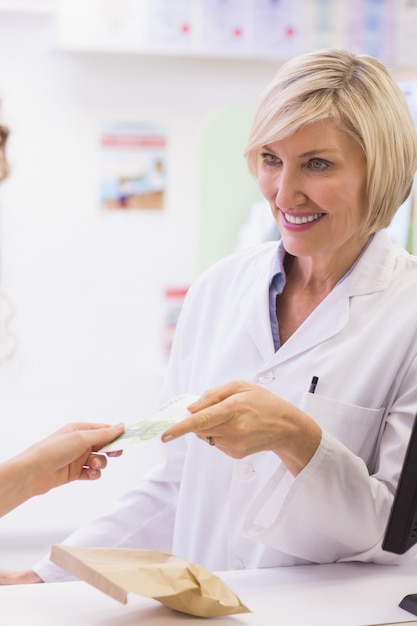 Farmacêutico tomando dinheiro