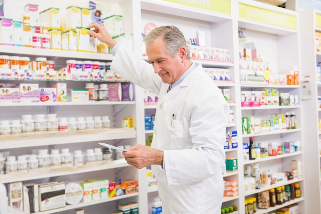 Farmacêutico tomando medicamentos da prateleira