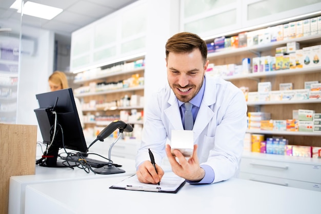 Farmacéutico vendiendo medicamentos en la farmacia.