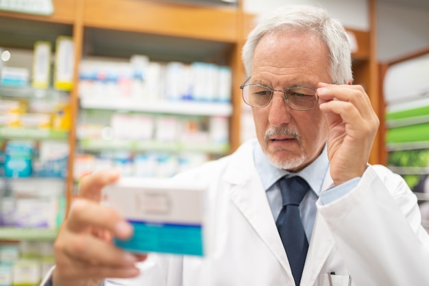 Farmacêutico verificando medicamento em uma farmácia