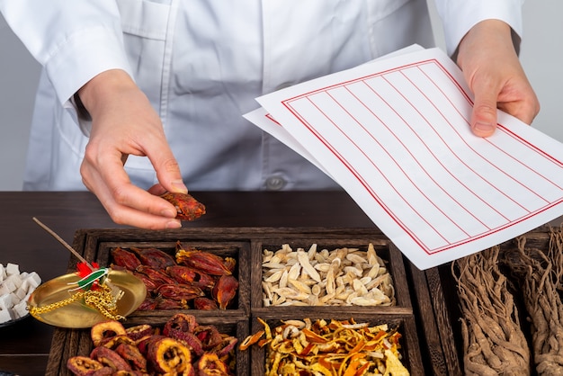 Foto farmacêuticos estão preparando medicina tradicional chinesa