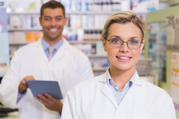 Farmacêuticos, olhando para a câmera na farmácia do hospital