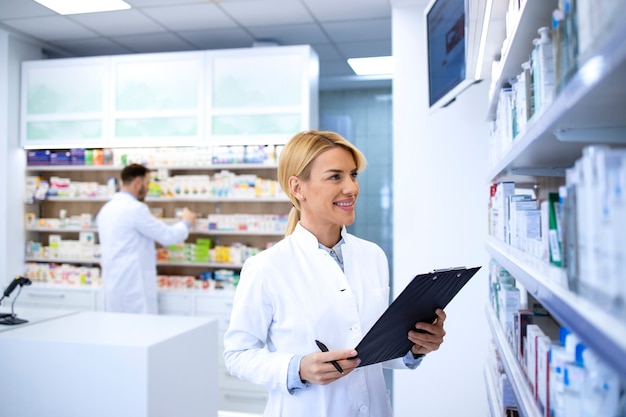 Los farmacéuticos que trabajan en la tienda de farmacia o droguería.