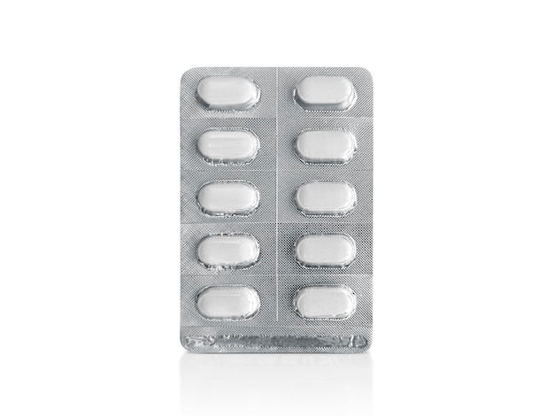 Farmacéuticos de venta libre o pastillas recetadas aislado sobre fondo blanco.