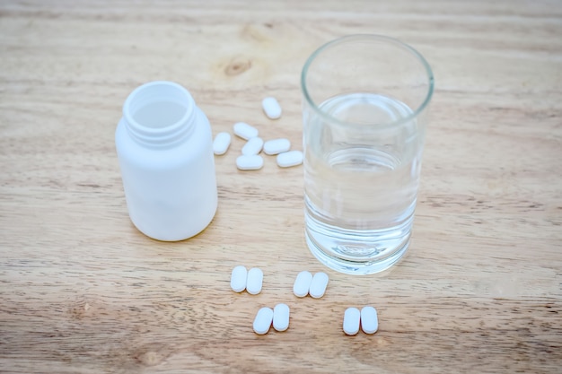 Farmacia con agua en la mesa de madera