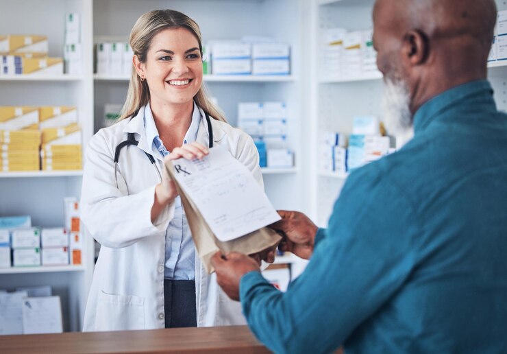Foto farmácia feliz farmacêutico e cliente com remédios ou pílulas prescritas, ajudando nos cuidados médicos compras no varejo ou médico dando conselhos a idosos sobre medicamentos ou drogas na loja