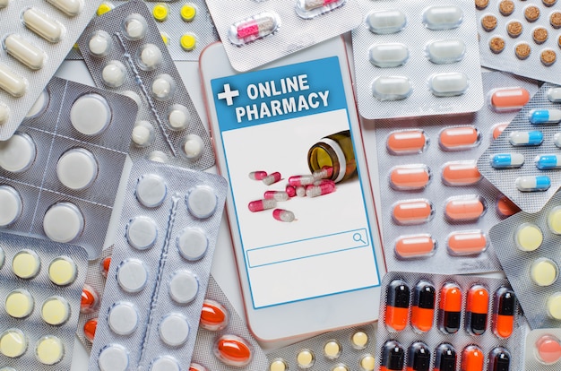 Farmacia en linea. Aplicación en su teléfono inteligente para ordenar en línea medicamentos. Un montón de pastillas. El concepto de elección conveniente de medicamentos.