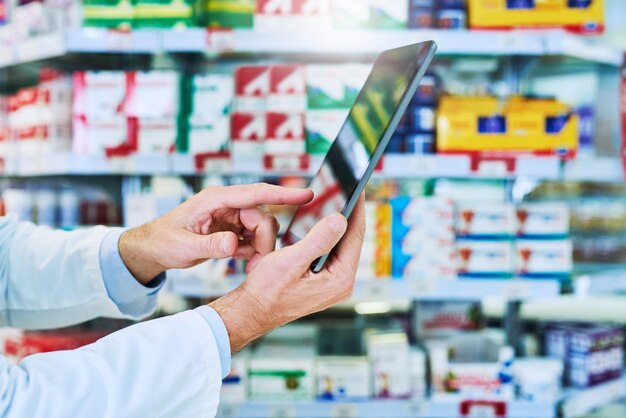 Farmacia médica y a mano con persona y tableta para asesoramiento médico y atención médica Seguro de pastillas y receta de antibióticos con farmacéutico para inventario digital farmacia y dispensario