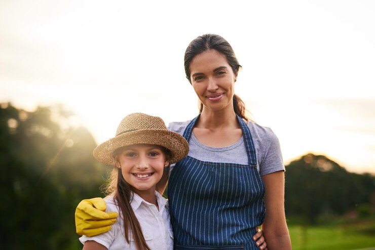 Farming sorriso e mulher com filha retrato e ao ar livre no campo sustentável ou agricultura Natureza agricultor e pessoas com garantia de qualidade das culturas do solo e produção de plantas