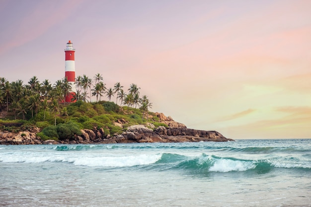 Faro en el acantilado en la playa de Kovalam