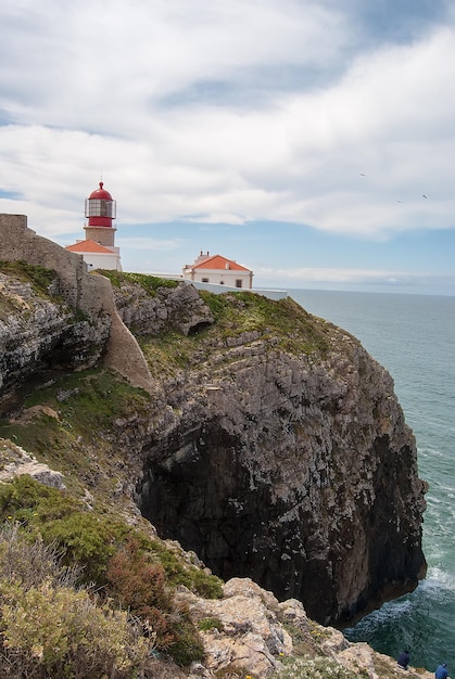 faro en los acantilados