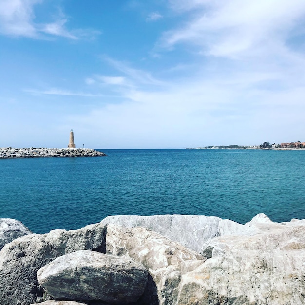 Un faro al final de un muelle