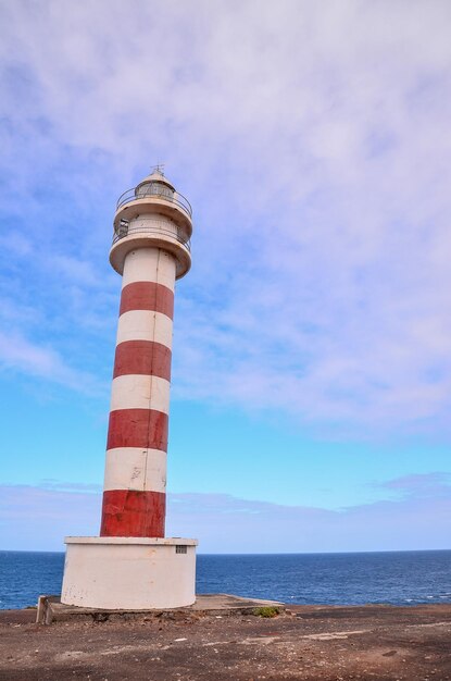 Faro Alto cerca de la Costa en las Islas Canarias