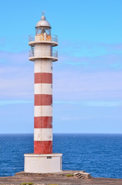 Faro Alto cerca de la Costa en las Islas Canarias