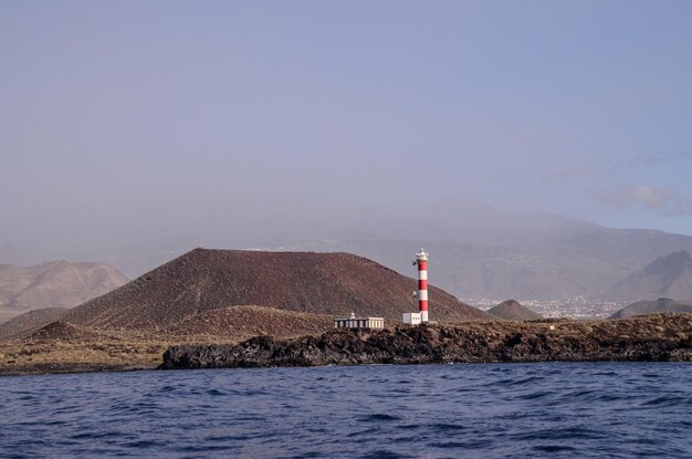 Faro Alto cerca de la Costa en las Islas Canarias
