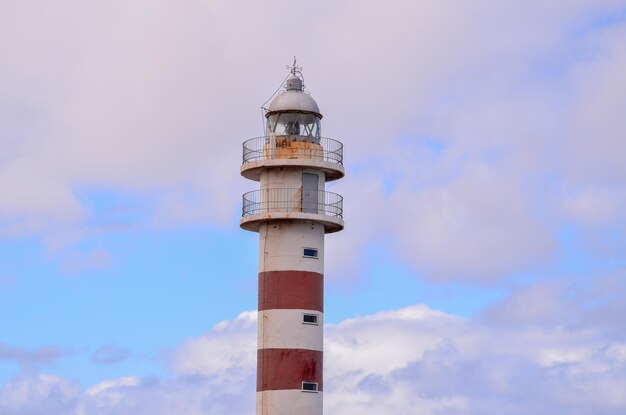 Faro Alto cerca de la Costa en las Islas Canarias