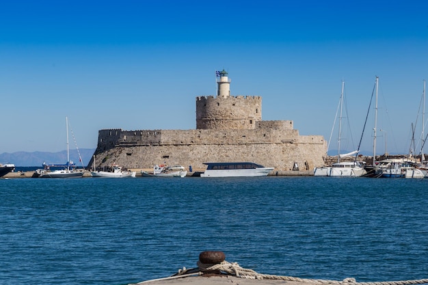 Faro y barcos del puerto Rodas Grecia