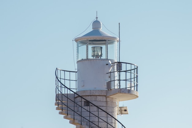 Faro blanco con un cielo azul de fondo