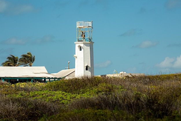 Faro blanco en el parque Black Iguana en Isla Mujeres México