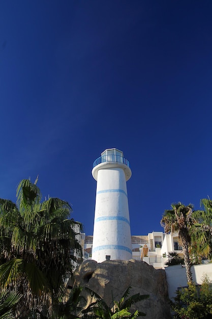 un faro en Bodrum y el cielo azul