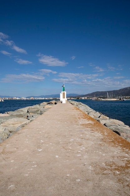 Faro butka blanco en el muelle