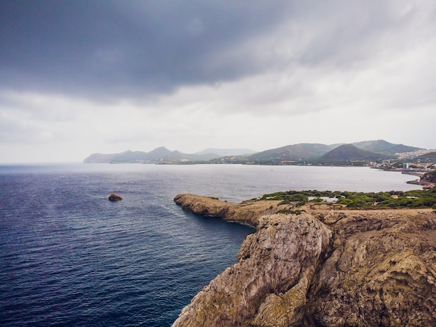 Faro en el cabo Formentor en la costa del norte de Mallorca, España. Amanecer artístico y anochecer landascape