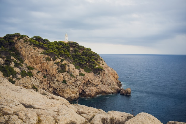 Faro en el cabo Formentor en la costa del norte de Mallorca, España. Paisaje artístico de amanecer y atardecer