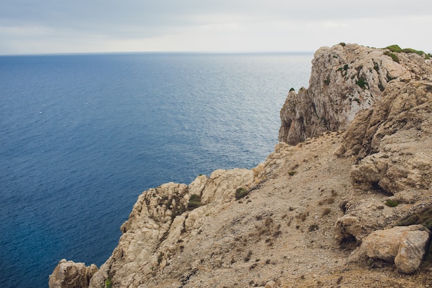 Faro en el cabo Formentor en la costa del norte de Mallorca, España. Paisaje artístico de amanecer y atardecer