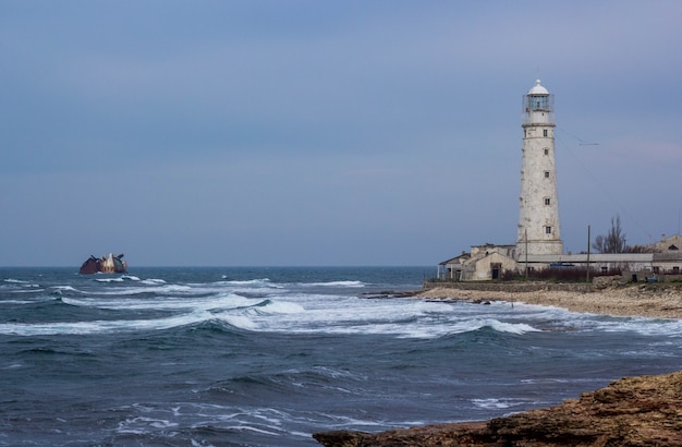 Faro en el cabo Tarkhankut. Costa del mar, Mar Negro, Crimea