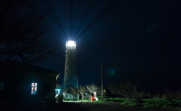 Faro en el cabo Tarkhankut en la noche