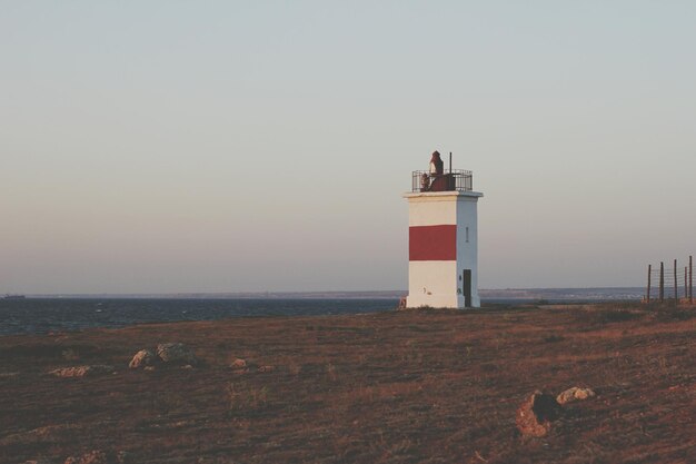 Foto faro en el campo contra el cielo