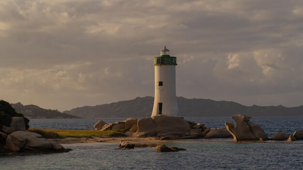 Foto el faro de capo d'orso en palau, en el norte de cerdeña, durante la puesta de sol de primavera