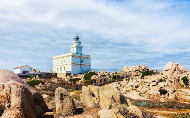 Faro de Capo Testa de Santa Teresa Gallura en la isla de Cerdeña en Italia. En el mar Mediterráneo con montañas Rocosas. provincia de Olbia. Técnica mixta.