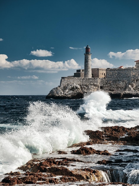 Faro del castillo de El Morro a la entrada de la bahía de La Habana Cuba